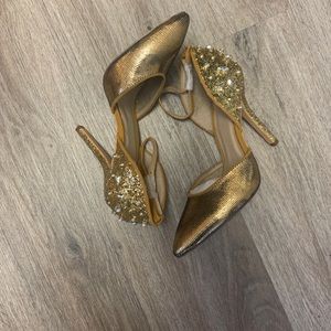 Gold pointed shoe